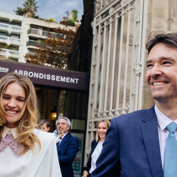 Le top russe Natalia Vodianova et le Français Antoine Arnault se sont mariés le 21 juin à la mairie du 16e arrondissement de Paris, à défaut de pouvoir s'unir en grande pompe à l'abbaye Saint-Pierre d'Hautvillers, comme c'était prévu. Ensemble, ils ont deux fils, Maxim et Roman (6 et 4 ans). Le mannequin a également trois autres enfants, Lucas (19 ans), Neva (14 ans) et Viktor (13 ans), avec son premier mari Justin Portman.