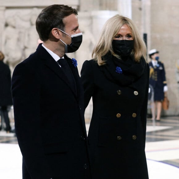 Le président de la République, Emmanuel Macron accompagné de la première dame Brigitte Macron préside la cérémonie de panthéonisation de Maurice Genevoix, le 11 novembre 2020, au Panthéon, Paris . © Stéphane Lemouton / Bestimage 