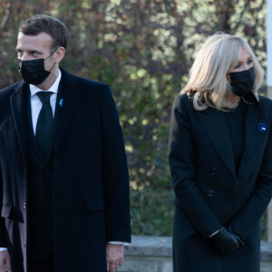 Le président Emmanuel Macron et sa femme Brigitte Macron - L'unité de démonstration de voltige de l'armée de l'air française "Patrouille de France" (PAF) survole le mémorial du défunt, le président français et héros de la Seconde Guerre mondiale, Charles de Gaulle. En présence du président français Emmanuel Macron lors d'une cérémonie dans le village de Colombey-les- Deux-Eglises le 9 novembre 2020. © Jacques Witt/Pool/Bestimage 