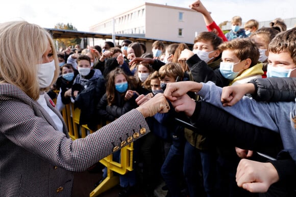 Brigitte Macron fait une dictée aux écoliers en soutien à l'Association Européenne de Leucodystrophie (ELA), au collège Charles-Peguy, Chesnay-Rocquencourt le 12 octobre 2020. © Thomas Coex / Pool / Bestimage 