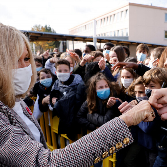 Brigitte Macron fait une dictée aux écoliers en soutien à l'Association Européenne de Leucodystrophie (ELA), au collège Charles-Peguy, Chesnay-Rocquencourt le 12 octobre 2020. © Thomas Coex / Pool / Bestimage 