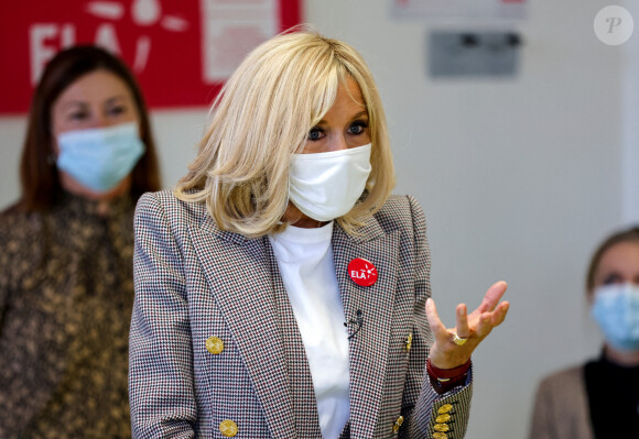 Brigitte Macron fait une dictée aux écoliers en soutien à l'Association Européenne de Leucodystrophie (ELA), au collège Charles-Peguy, Chesnay-Rocquencourt le 12 octobre 2020. © Thomas Coex / Pool / Bestimage