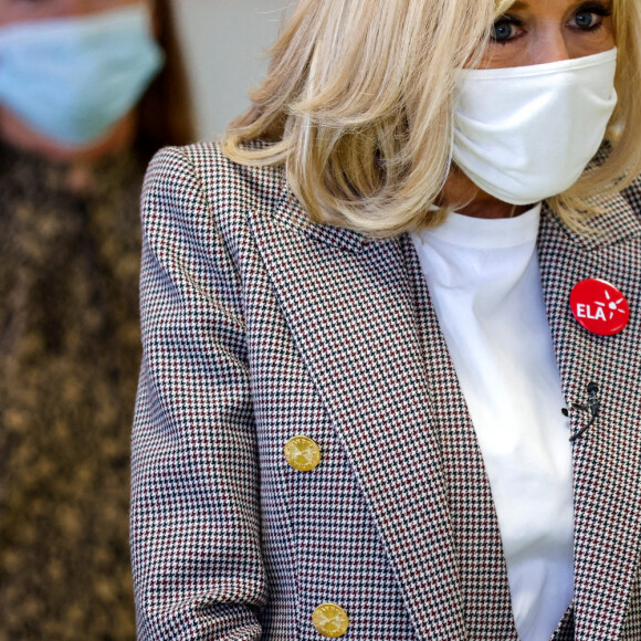 Brigitte Macron fait une dictée aux écoliers en soutien à l'Association Européenne de Leucodystrophie (ELA), au collège Charles-Peguy, Chesnay-Rocquencourt le 12 octobre 2020. © Thomas Coex / Pool / Bestimage 