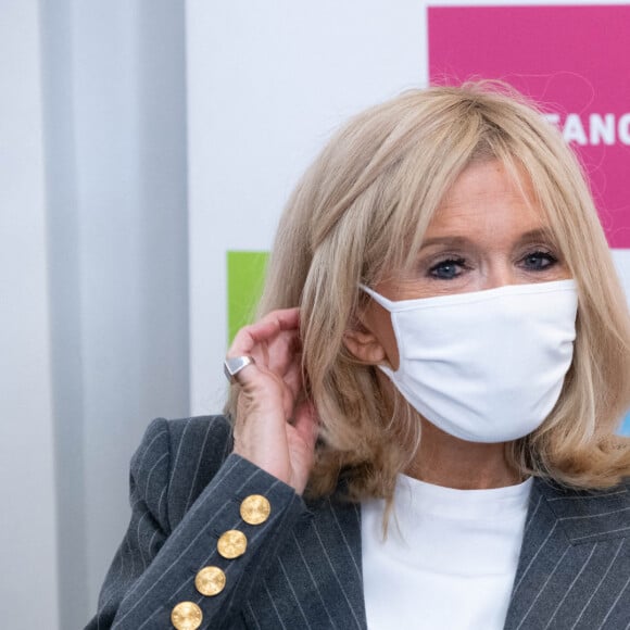 Le Président Emmanuel Macron et sa femme Brigitte Macron visitent la plateforme Handicap Repit des aidants (Phare) à Paris © Jacques Witt/Pool/Bestimage 