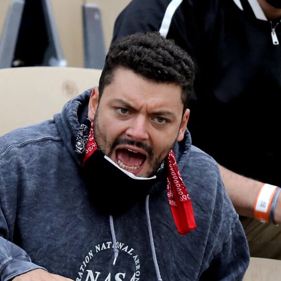 Kev Adams est venu encourager son ami S.Wawrinka qui jouait face à H.Gaston lors du tournoi de tennis des Internationaux de Roland Garros à Paris. Le 2 octobre 2020 © Dominique Jacovides / Bestimage
