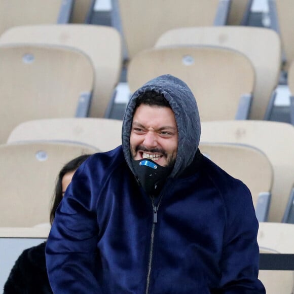 Exclusif - Kev Adams soutient Stanislas Wawrinka contre Andy Murray lors du premier tour des internationaux de tennis de Roland Garros à Paris le 27 septembre 2020. Wawrinka a balayé Murray 6-1, 6-3, 6-2. © Dominique Jacovides / Bestimage