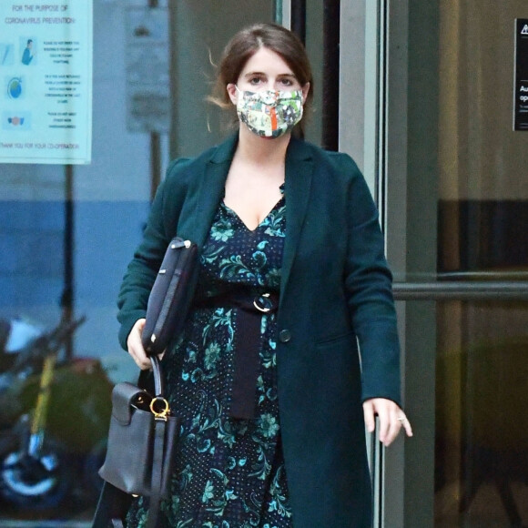 Exclusif - La Princesse Eugenie d'York, enceinte (en robe Claudie Pierlot), se promène dans le quartier de Mayfair à Londres.