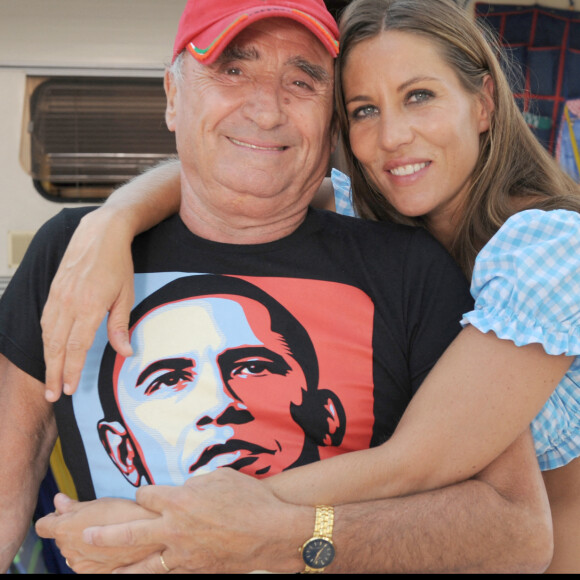 Claude Brasseur et Mathilde Seigner sur le tournage du film "Camping 2" à Arcachon, en 2010.