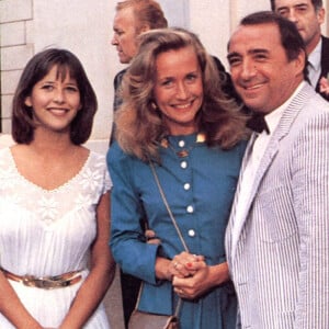 Sophie Marceau, Brigitte Fossey et Claude Brasseur sur le tournage du film "La boom 2" en 1982.