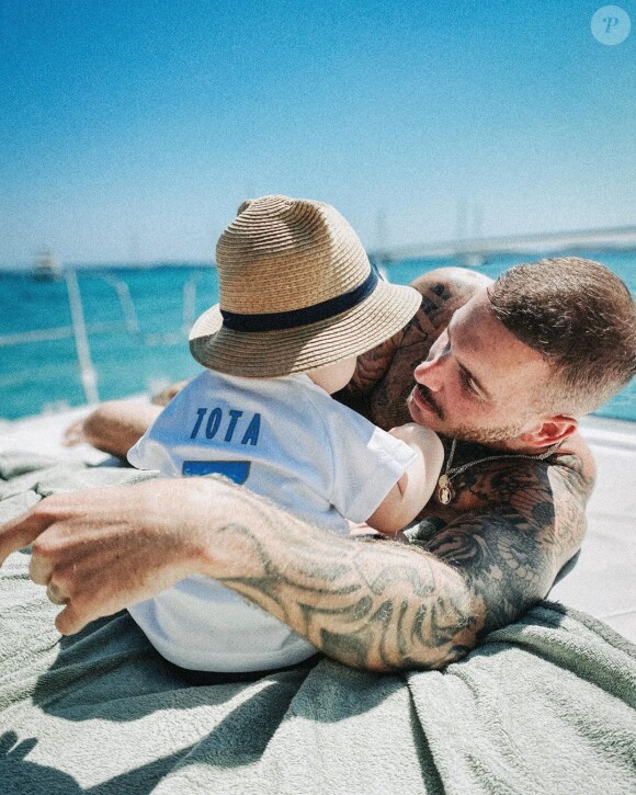 M. Pokora et son fils Isaiah lors de vacances en France le 12 juillet 2020.