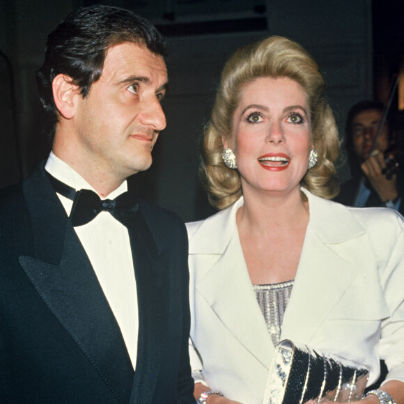 Pierre Lescure et Catherine Deneuve lors d'une soirée à Paris, dans les années 80.