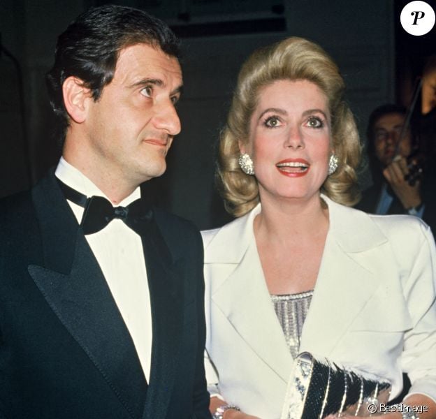 Pierre Lescure et Catherine Deneuve lors d'une soirée à Paris, dans les années 80.