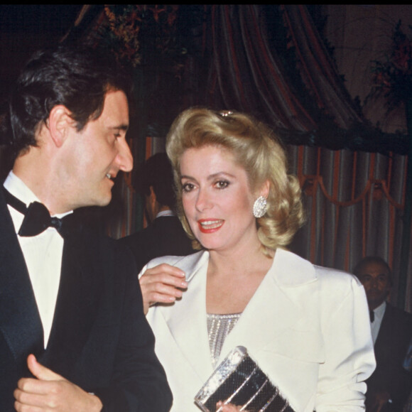 Pierre Lescure et Catherine Deneuve lors d'une soirée à Paris en 1985.