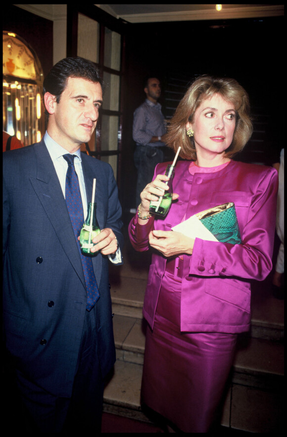 Pierre Lescure et Catherine Deneuve à la générale de la pièce "Excès contraire", en 1987.