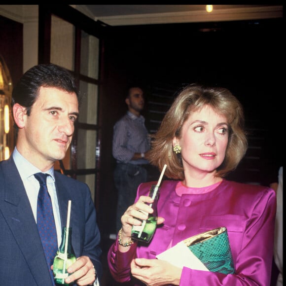 Pierre Lescure et Catherine Deneuve à la générale de la pièce "Excès contraire", en 1987.