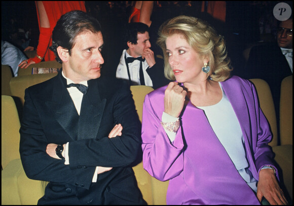 Pierre Lescure et Catherine Deneuve lors de la cérémonie des César en 1985.