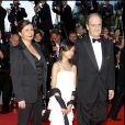 Pierre Lescure et sa femme Frédérique et leur fille Anna - Montée des marches de la soirée de clôture du 63e Festival de Cannes 2010.