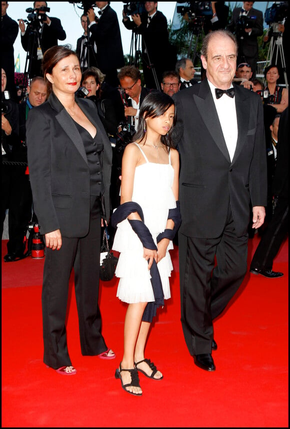 Pierre Lescure et sa femme Frédérique et leur fille Anna - Montée des marches de la soirée de clôture du 63e Festival de Cannes 2010.