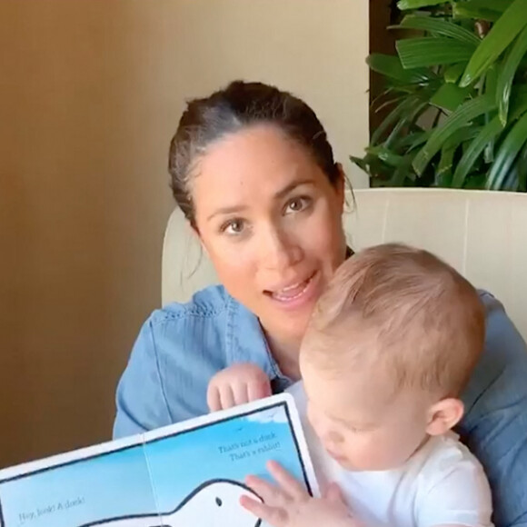 Meghan Markle, duchesse de Sussex, lit l'histoire "Duck ! Rabbit ! " à son fils Archie à l'occasion de son 1er anniversaire pour le compte Instagram de l'ONG "Save The Children". Los Angeles. Le 6 mai 2020. 