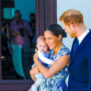 Le prince Harry et Meghan Markle présentent leur fils Archie à Desmond Tutu à Cape Town, Afrique du Sud le 25 septembre 2019. 