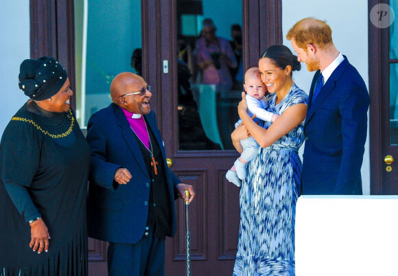 Le prince Harry et Meghan Markle présentent leur fils Archie à Desmond Tutu à Cape Town, Afrique du Sud le 25 septembre 2019. 