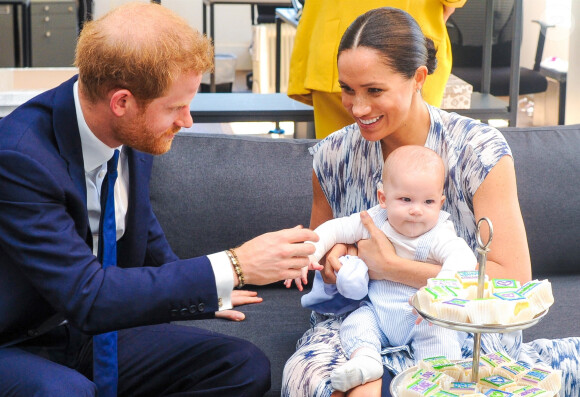 Le prince Harry et Meghan Markle présentent leur fils Archie à Desmond Tutu à Cape Town, Afrique du Sud le 25 septembre 2019. 