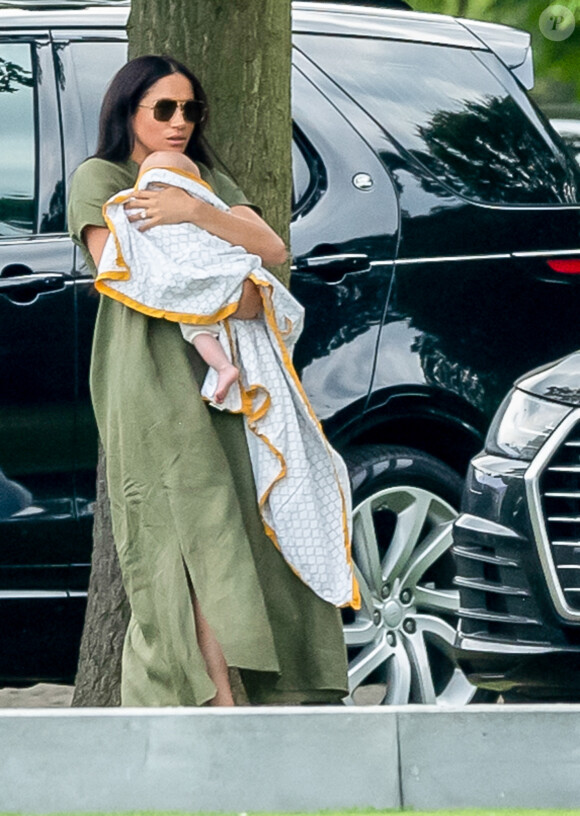 Meghan Markle, duchesse de Sussex et son fils Archie Harrison Mountbatten-Windsor lors d'un match de polo de bienfaisance King Power Royal Charity Polo Day à Wokinghan, comté de Berkshire, Royaume Uni, le 10 juillet 2019. 