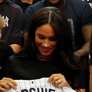 Le prince Harry, duc de Sussex, et Meghan Markle, duchesse de Sussex vont saluer les équipes de baseball "Boston Red Sox" et "New York Yankees" dans leurs vestiaires dans le cadre des Invictus Games 2019 au London Stadium. En cette occasion, le couple royal a reçu en cadeau pour leur fils Archie, un maillot floqué "Archie", de la part de chaque équipe, avant de rejoindre les tribunes pour assister au match. Londres, le 29 juin 2019. 