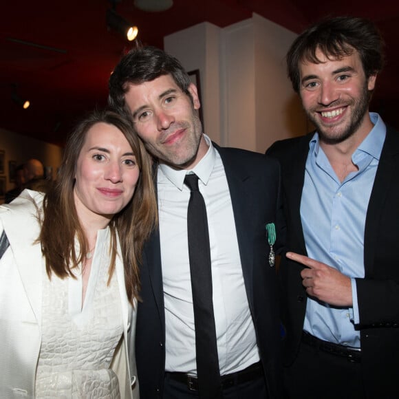 Exclusif - Jalil Lespert, sa soeur Ferial et son frère Yaniss Lespert - Jalil Lespert est décoré Chevalier dans l'Ordre des Arts et des Lettres par Yannick Bolloré lors d'une cérémonie organisée au cinéma Mac Mahon à Paris, le 9 juin 2015.