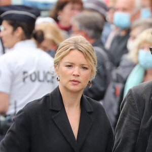 Virginie Efira et son compagnon Niels Schneider - Hommage à Guy Bedos en l'église de Saint-Germain-des-Prés à Paris le 4 juin 2020.