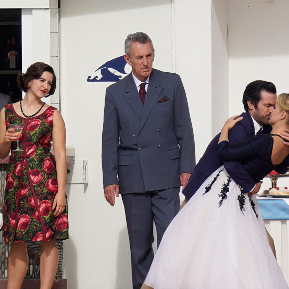 Exclusif - Romain Duris et Virginie Efira sur le tournage du film "En attendant Bojangles" à l'hôtel "Belles Rives" de Juan-les-Pins. Le 21 février 2020.