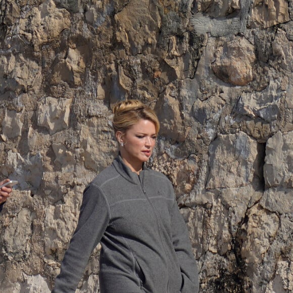 Exclusif - Romain Duris et Virginie Efira sur le tournage du film "En attendant Bojangles" à l'hôtel "Belles Rives" de Juan-les-Pins. Le 21 février 2020.