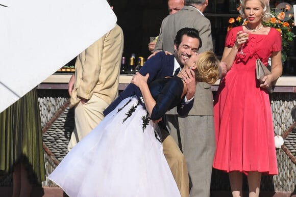 Exclusif - Romain Duris et Virginie Efira sur le tournage du film "En attendant Bojangles" à l'hôtel "Belles Rives" de Juan-les-Pins. Le 20 février 2020.