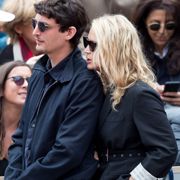 Virginie Efira et son compagnon Niels Schneider - Célébrités dans les tribunes des internationaux de France de tennis de Roland-Garros à Paris, France, le 8 juin 2019. © Jacovides / Moreau / Bestimage