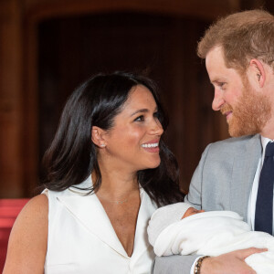 Le prince Harry et Meghan Markle, duc et duchesse de Sussex, présentent leur fils Archie Harrison Mountbatten-Windsor dans le hall St George au château de Windsor le 8 mai 2019. 