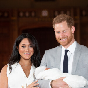 Le prince Harry et Meghan Markle, duc et duchesse de Sussex, présentent leur fils Archie Harrison Mountbatten-Windsor dans le hall St George au château de Windsor le 8 mai 2019. 