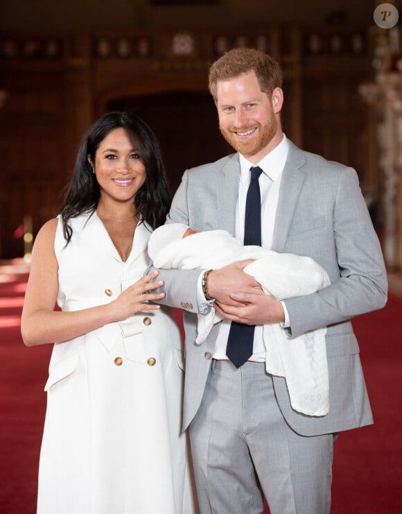 Le prince Harry et Meghan Markle, duc et duchesse de Sussex, présentent leur fils Archie Harrison Mountbatten-Windsor dans le hall St George au château de Windsor le 8 mai 2019. 