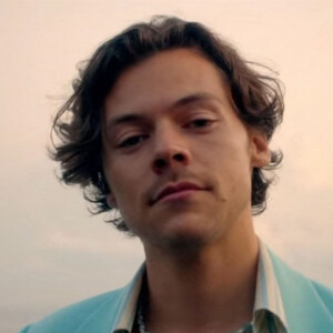 Harry Styles dans son nouveau clip vidéo "Golden", nouveau single de son 2e album "Fine Line".
