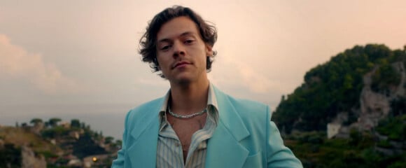 Harry Styles dans son nouveau clip vidéo "Golden", nouveau single de son 2e album "Fine Line".