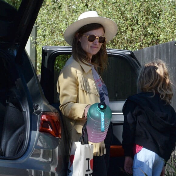 Exclusif - Olivia Wilde est allée chercher ses enfants chez son ex-compagnon, J.Sudeikis, à Los Angeles, pour les emmener à une fête. Le 19 décembre 2020.