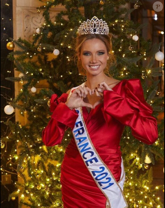 Amandine Petit (Miss France 2021) fête Noël, le 25 décembre 2020