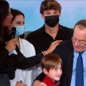 Jean-Pierre Pernau ému, sa femme Nathalie Marquay, ses enfants Tom et Lou et son petit-fils Léo sur le plateau du JT de 13h de TF1, le 18 décembre 2020