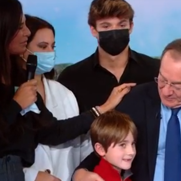 Jean-Pierre Pernau ému, sa femme Nathalie Marquay, ses enfants Tom et Lou et son petit-fils Léo sur le plateau du JT de 13h de TF1, le 18 décembre 2020