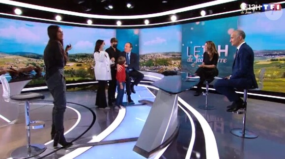 Jean-Pierre Pernaut avec ses enfants Tom et Lou, sa femme Nathalie Marquay et son petit-fils Léo sur le plateau du JT de 13h de TF1, le 18 décembre 2020