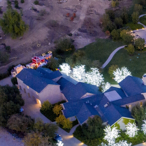 Exclusif - Propriété de Kim Kardashian et Kanye West - Les stars ont décoré leurs propriétés à Los Angeles pour les fêtes de fin d'année, le 8 décembre 2020. Ces décorations coûtent plus de 5000 dollars par pièce et peuvent aller jusqu'à des centaines de milliers de dollars pour toute la maison. Des entreprises comme "Dr Christmas" proposent des forfaits intérieurs et extérieurs pour leurs clients VIP.