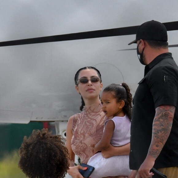 Kim Kardashian, North West, Saint West, Chicago West, Psalm West - K. Kardashian et K. West arrivent avec leurs enfants en jet privé à Miami en provenance de La république dominicaine où ils ont passé des vacances, le 9 août 2020 V