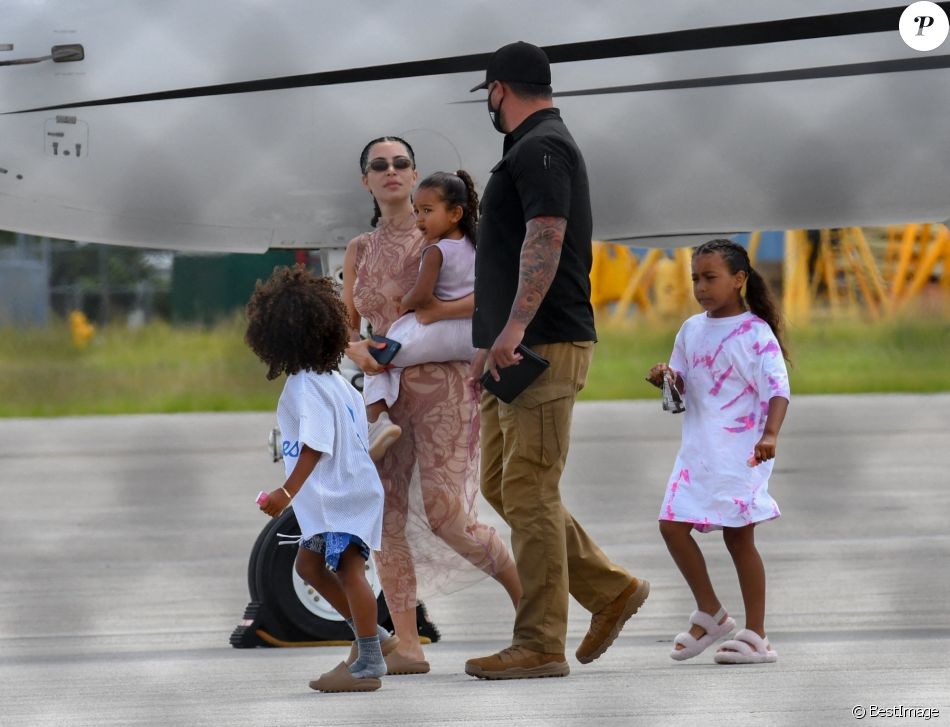 Kim Kardashian, North West, Saint West, Chicago West, Psalm West - K. Kardashian et K. West arrivent avec leurs enfants en jet privé à Miami en provenance de La république dominicaine où ils ont passé des vacances, le 9 août 2020 V