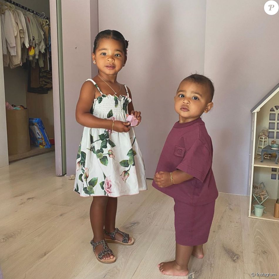 À peine rentrée du Wyoming- où elle a retrouvé Kanye West pour des explications houleuses- Kim Kardashian s&#039;occupe de son fils Psalm et de sa nièce, True, fille de sa soeur Khloé. Le 29 juillet 2020 sur Instagram.