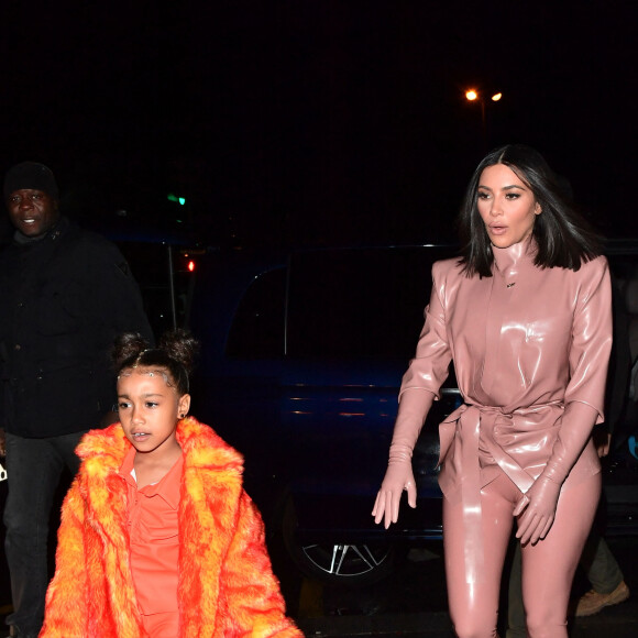 Kanye West, Kim Kardashian et sa soeur Kourtney emmènent leurs filles North West et Penelope Disick, faire un tour de carrousel au pied de la tour Eiffel après un dîner au restaurant "Ferdi". Pour l'occasion ils ont réservé le carrousel pendant 30 minutes pour la somme de 3000 euros. Ils en ont également profité pour acheter des souvenirs à l'effigie de la tour Eiffel. Paris, le 1er mars 2020.