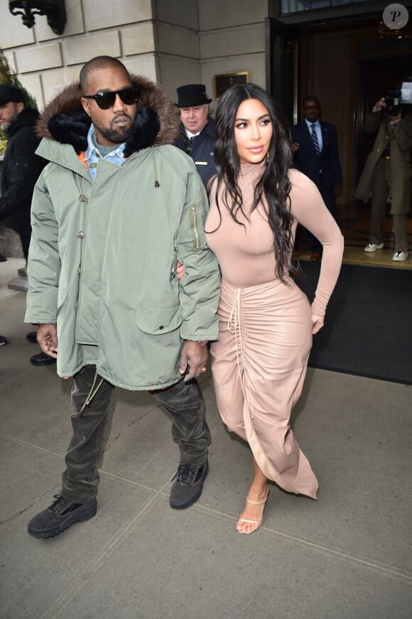 Kim Kardashian et son mari Kanye West à la sortie de leur hôtel à New York le 5 février 2020.